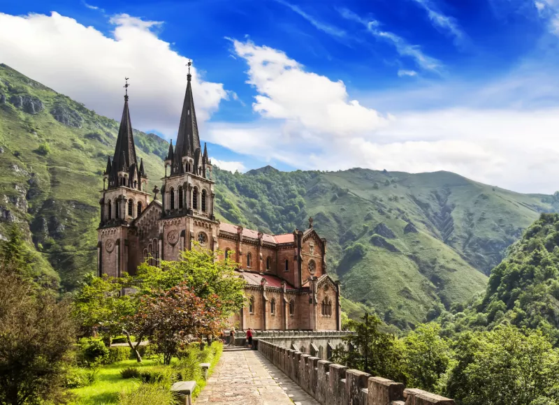 Trip to Covadonga Lakes and Cangas de Onís from Santander Buendía